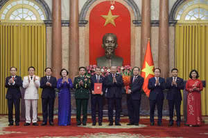 Tổng Bí thư, Chủ tịch nước Tô Lâm đã trao Quyết định của Bộ Chính trị chỉ định Ban chấp hành, Ban thường vụ, Bí thư, Phó Bí thư Đảng ủy Chính phủ (Ảnh: NAM ANH)