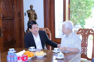 Chủ tịch nước Lương Cường thăm, chúc Tết nguyên Chủ tịch nước Nguyễn Minh Triết. (Ảnh Xuân Kỳ)