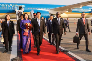 Chủ tịch nước Lương Cường đến Luanda, bắt đầu chuyến thăm cấp Nhà nước Cộng hòa Angola.