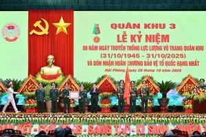 Chủ tịch nước trao tặng Huân chương Bảo vệ tổ quốc hạng nhất cho Quân khu 3. (Ảnh: Thủy Nguyên)