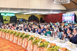 Các đồng chí lãnh đạo Đảng, Nhà nước, khách quốc tế dự buổi chiêu đãi. (Ảnh: Thủy Nguyên)