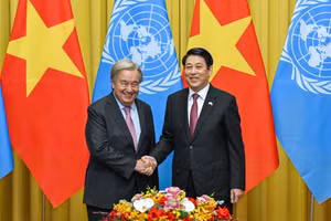 Chủ tịch nước Lương Cường hội đàm với Tổng Thư ký Liên hợp quốc Antonio Guterres. (Ảnh Thủy Nguyên)