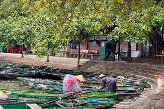 Người dân neo đậu, gia cố thuyền về nơi an toàn tại Khu du lịch Tam Cốc-Bích Động, Ninh Bình.