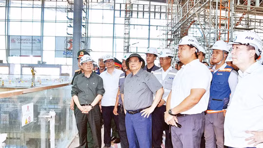 Thủ tướng Phạm Minh Chính kiểm tra hạng mục Nhà ga hành khách - Cảng hàng không quốc tế Long Thành. (Ảnh THANH GIANG)