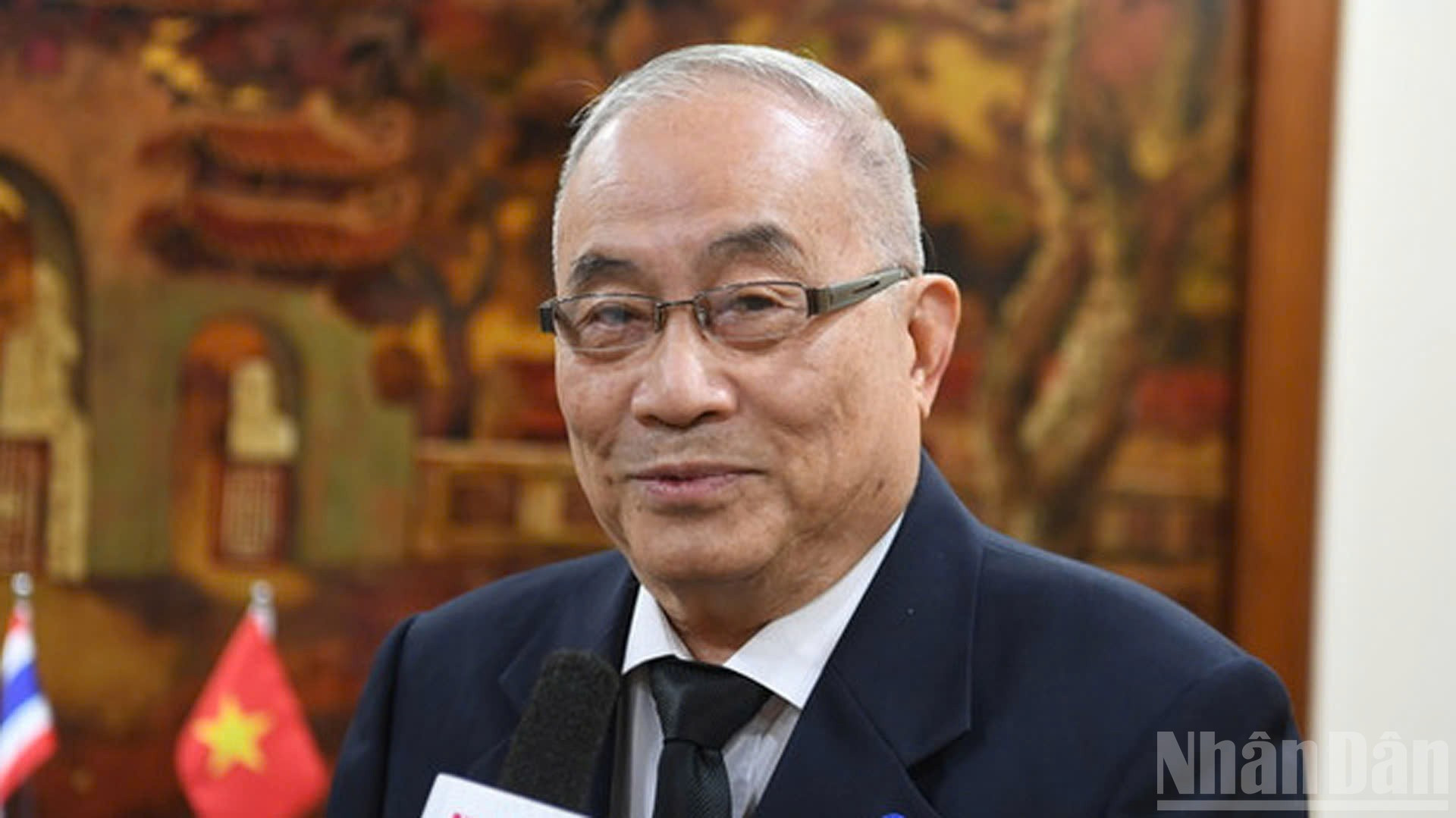 Thượng nghị sĩ Lae Dilokvidhyarat trả lời phỏng vấn phóng viên Báo Nhân Dân. (Ảnh: XUÂN SƠN)