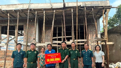 Cựu chiến binh Phạm Văn Lượng, thôn Phù Mã, xã Sóc Sơn, Hà Nội, nhận hỗ trợ xây nhà mới. (Ảnh NGỌC LAN)