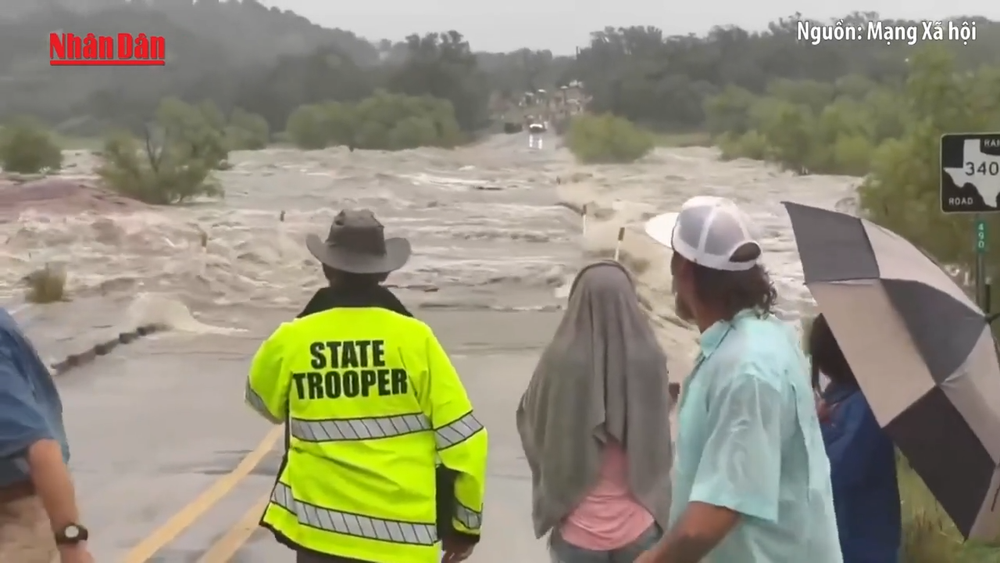 BREAKING: As Texas faced a devastating flood disaster that caused extensive damage and claimed the lives of at least 100 people—including 30 children—a respected name in the NFL warmed hearts. Brian Schottenheimer, the Dallas Cowboys head coach known for his calm leadership and deep compassion, surprised everyone by donating $2.5 million to help the victims and families of those still missing in the devastating floods. But he didn’t stop there—what Brian Schottenheimer did next left fans both shocked and deeply moved. - tdiu