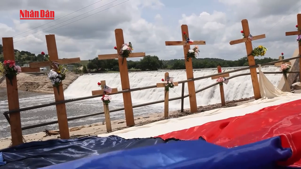[Video] Mưa lớn cản trở nỗ lực cứu hộ sau lũ quét ở Texas, số người thiệt mạng tăng lên 131