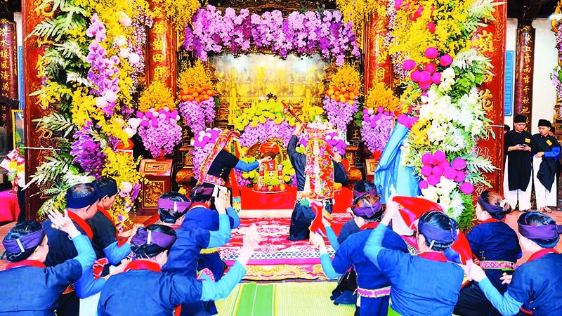 Lễ dâng trong lễ hội Cơm mới, một màn múa cầu mùa trước đền.