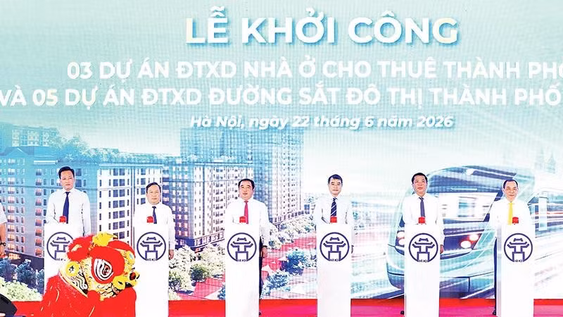 Thủ tướng Chính phủ Lê Minh Hưng cùng các đồng chí lãnh đạo Trung ương và Hà Nội thực hiện nghi lễ khởi công năm dự án đường sắt đô thị Thành phố Hà Nội.
