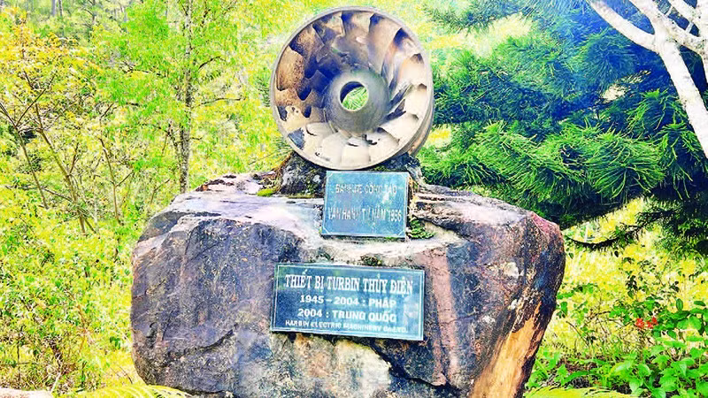 Tua-bin đầu tiên được trưng bày tại khuôn viên nhà máy.