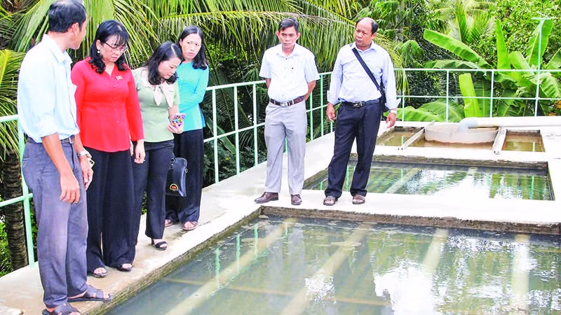 Đoàn khảo sát của Ban Văn hóa-Xã hội, Hội đồng nhân dân tỉnh Vĩnh Long kiểm tra tại Nhà máy nước Trà Côn.