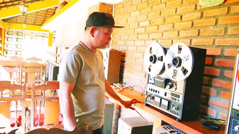 Chiếc đài băng cối cũ phát những bản nhạc xưa, chạm vào cảm xúc của du khách.