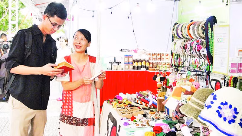 Chị Kim Soi giới thiệu sản phẩm tại các phiên chợ, chương trình xúc tiến, quảng bá.