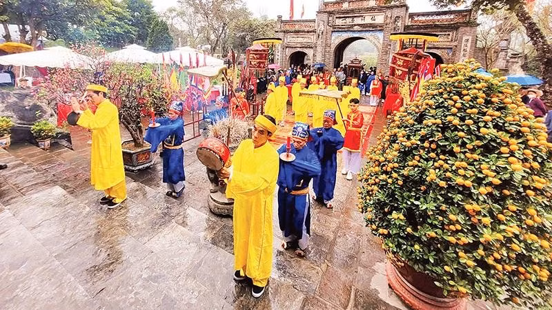 Dâng hương và các vật phẩm trong Lễ hội Cổ Loa-một trong những lễ hội lớn của Hà Nội tưởng nhớ An Dương Vương tại di tích Cổ Loa.