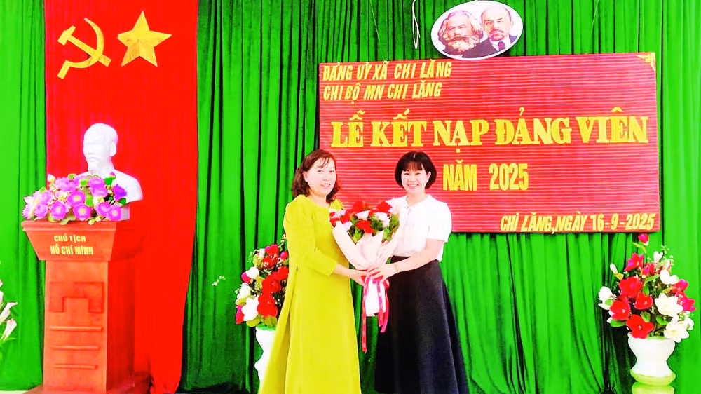 Lãnh đạo Ban Xây dựng Đảng, Đảng ủy xã Chi Lăng tặng hoa chúc mừng đảng viên mới được kết nạp.