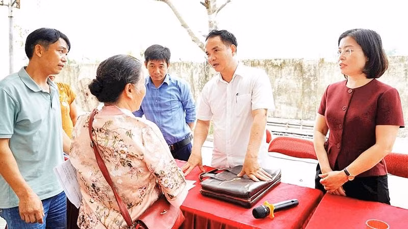 Lãnh đạo xã Thường Tín trao đổi, thông tin về các cơ chế, chính sách dự án Khu đô thị thể thao quốc tế Hà Nội với người dân.