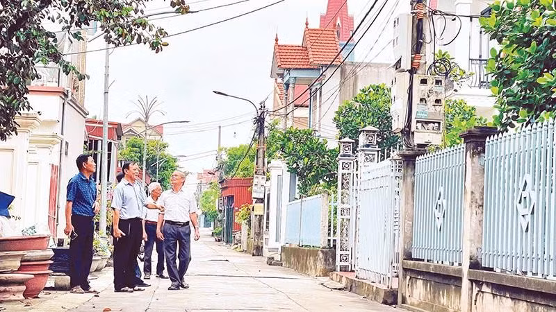 Đảng viên Chi bộ thôn 33 bám sát cơ sở, kịp thời nắm bắt tâm tư, nguyện vọng của người dân.
