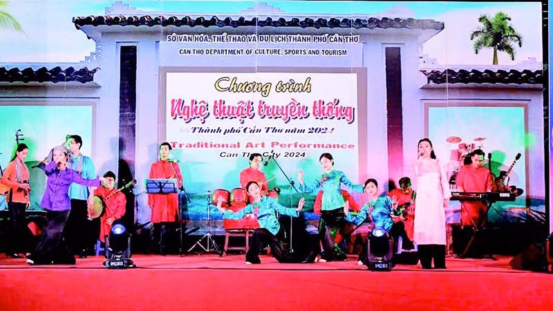 Biểu diễn nghệ thuật truyền thống tại phố đi bộ Ninh Kiều. (Ảnh PHƯƠNG HUỲNH)