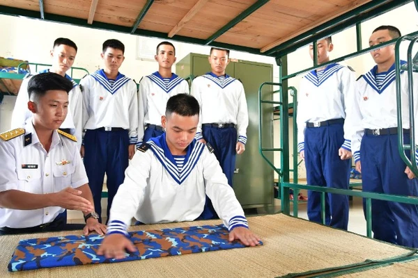 Hướng dẫn chiến sĩ mới gấp chăn màn, nội vụ vệ sinh cá nhân.