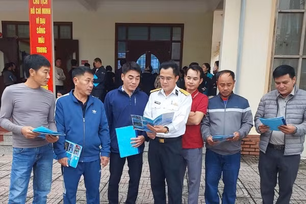 Cán bộ Hải đội 137 tuyên truyền chống khai thác hải sản bất hợp pháp, không báo cáo và không theo quy định cho ngư dân.