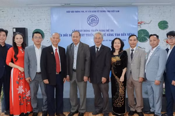 Tổ triển khai đề án của hiệp hội chụp ảnh kỷ niệm tại lễ phát động.