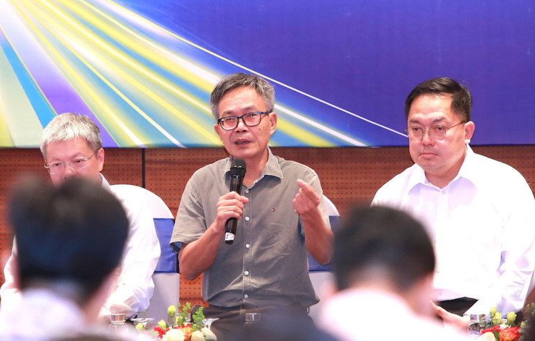 TS Trần Đăng Tuấn cho rằng, đã đến lúc báo chí Việt Nam ngừng... loay hoay tìm "chỗ bán" sản phẩm báo chí trên các nền tảng. Thay vào đó, cần quay trở lại vấn đề cốt lõi: Nâng cao chất lượng sản phẩm. z6721536685055-7cf00787d75d0dbcf3c7590b4c5a357f.jpg