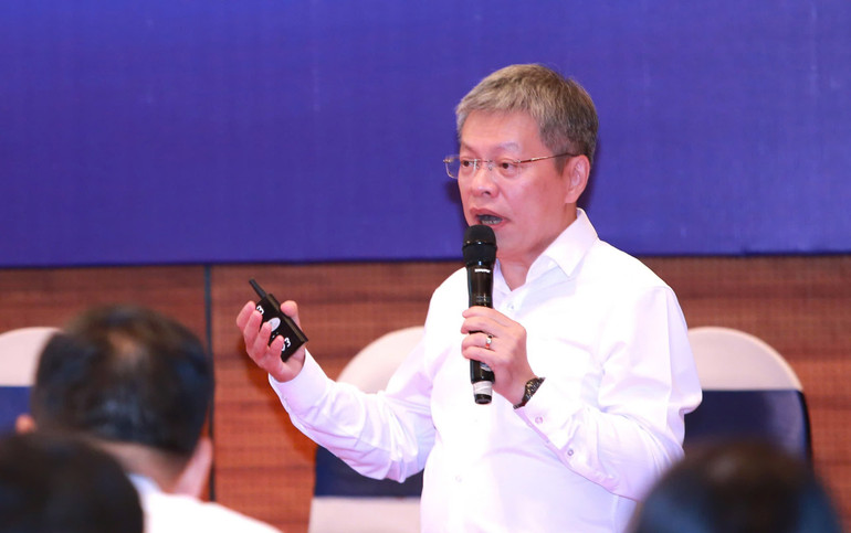 "Khi công chúng đang phân vân trước những thông tin họ đọc được trên mạng xã hội, báo chí phải trở thành ngọn hải đăng để xác tín lại cho cộng đồng..." z6721313882922-7d1318eb5d84a886e00d140200aea42b.jpg