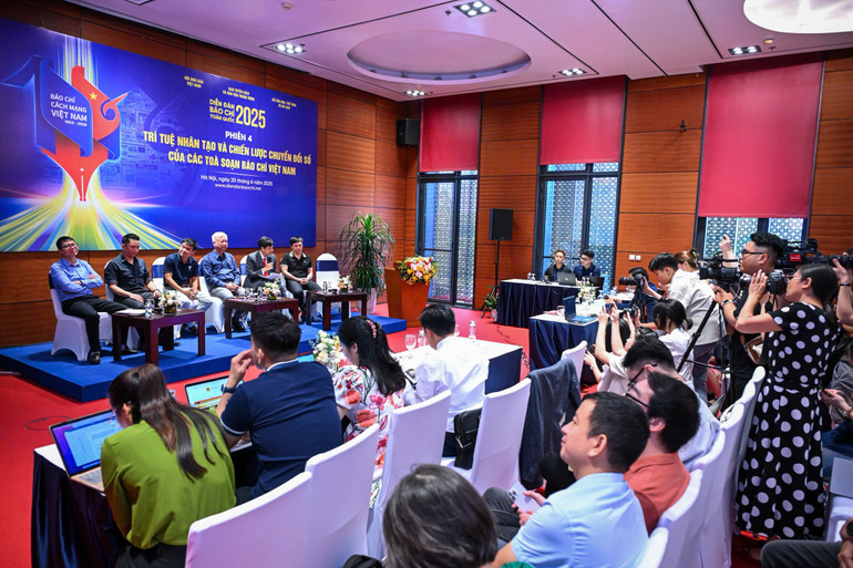 Quang cảnh phiên thảo luận. z6723932297018-de865673b81b9008033689555c3a3866.jpg