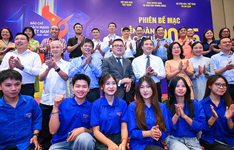 Các đại biểu chụp ảnh lưu niệm tại sự kiện. z6725077965163-57e7c9d7dd2e5e7c13f2026ac606df26.jpg