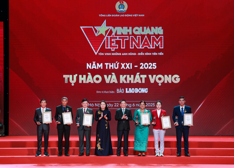 Các đồng chí Ủy viên Trung ương Đảng: Hồ Đức Phớc, Phó Thủ tướng Chính phủ và Nguyễn Thị Thu Hà, Phó Chủ tịch-Tổng Thư ký Ủy ban Trung ương Mặt trận Tổ quốc Việt Nam trao biểu trưng tới các nhân được vinh danh tại chương trình. z6731646835890-f6e5f6c642f3e412b44176669332a41f.jpg