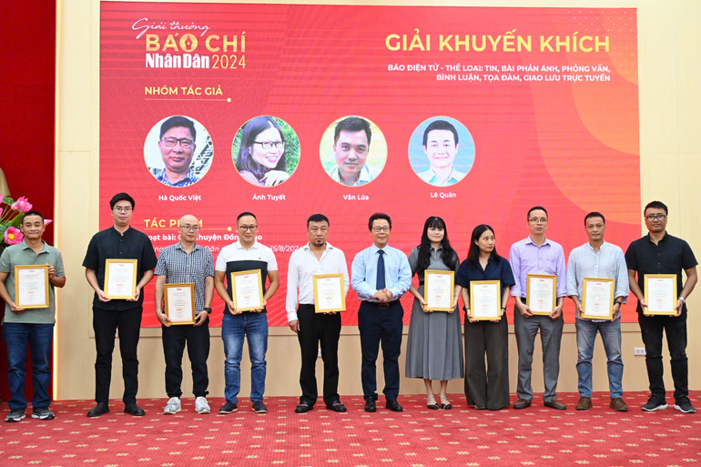 Các tác giả, nhóm tác giả đạt giải Khuyến khích. z6710805538299-7191826155fee878817017b47433c719.jpg