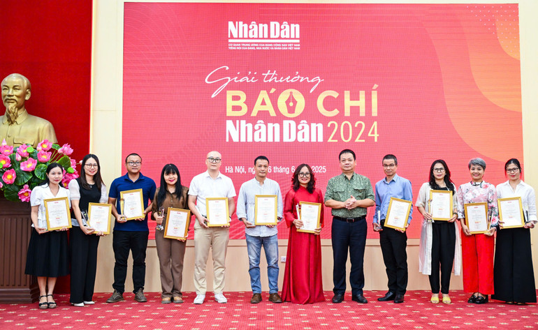Các tác giả, nhóm tác giả đạt giải C. z6710822522223-6c27c5e72b644f400e45c8c7852f6cc6.jpg