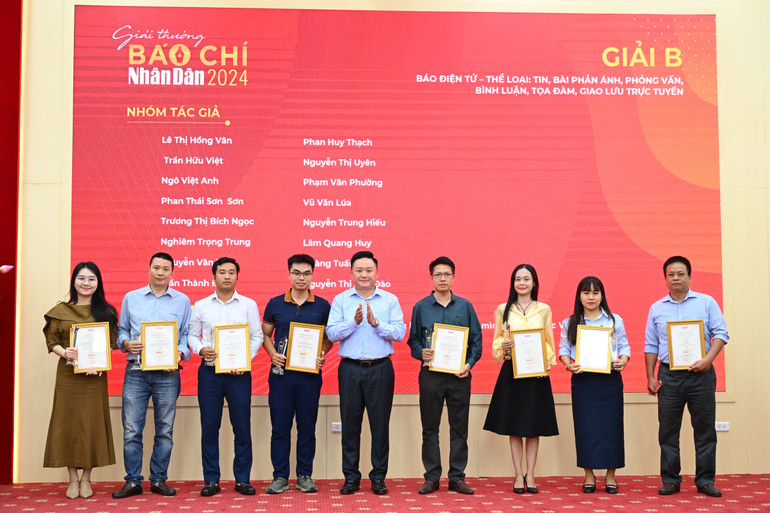 Các tác giả, nhóm tác giả đạt giải B. z6710805566082-d3c22c745d481da19740aeb8917c8c2d.jpg
