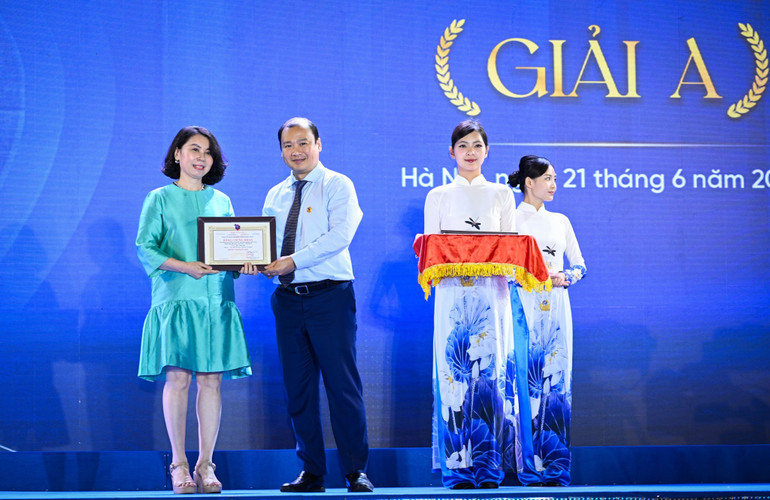 Báo Nhân Dân đoạt giải A Sản phẩm báo chí ấn tượng với sản phẩm Phụ trương 50 năm Giải phóng miền nam, thống nhất đất nước (30/4/1975–30/4/2025). z6728058115926-ed69d935aea06bec5699f9aafacde2f3.jpg