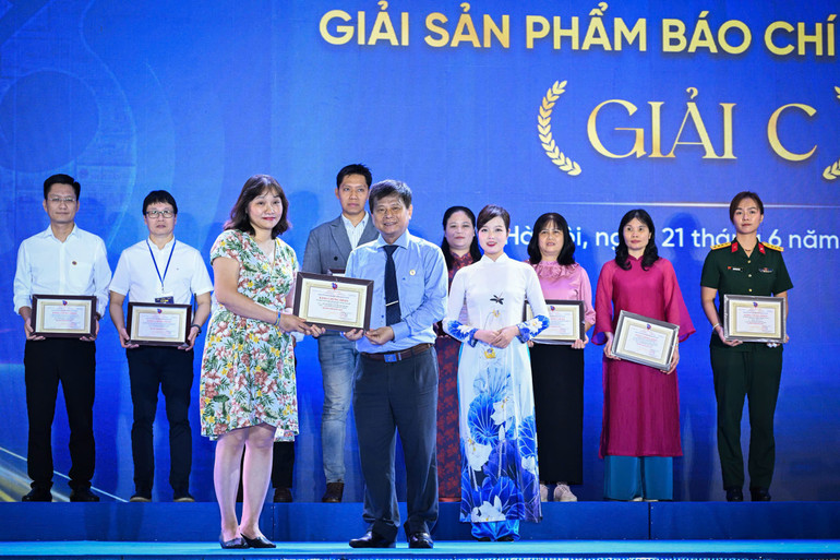 Báo Nhân Dân đoạt giải C Sản phẩm báo chí ấn tượng với bìa báo Báo Nhân Dân cuối tuần số 18/5/2025. z6728041387698-2ea8845bd1b07d3300fd3d0f5a667cfe.jpg