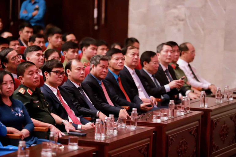 Các đại biểu tham dự chương trình. du2.jpg