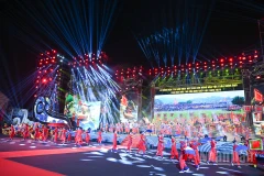 Tiết mục biểu diễn nghệ thuật mở đầu chương trình. 