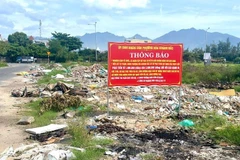 Rác thải đổ tràn lan ngay dưới biển cấm.