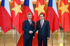 Chủ tịch Quốc hội Trần Thanh Mẫn và Chủ tịch Thượng viện Quốc hội Cộng hòa Séc Milos Vystrcil tại lễ đón. (Ảnh DUY LINH)