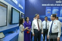 Tổng Bí thư Tô Lâm, Chủ tịch Quốc hội Trần Thanh Mẫn và các đại biểu tham quan trưng bày về kết quả chuyển đổi số của Quốc hội.