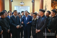 Chủ tịch Quốc hội Trần Thanh Mẫn với Ban quản lý và nhân dân tại Khu lưu niệm Trưởng Ban Thường trực Quốc hội Bùi Bằng Đoàn. (Ảnh: DUY LINH)