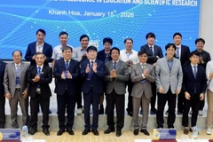 Các đại biểu chụp ảnh lưu niệm tại hội thảo.