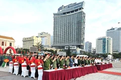 Lễ chào cờ tại Quảng trường 2/4 với sự tham gia của hơn 2000 cán bộ, chiến sỹ và nhân dân tại Nha Trang.