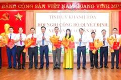 Lãnh đạo Tỉnh ủy tặng hoa chúc mừng các đồng chí được điều động, bổ nhiệm.
