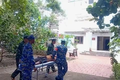 Ngư dân Nguyễn Thưởng được đưa vào Bệnh xá đảo Trường Sa cấp cứu.