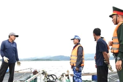 Hải đoàn 32 hướng dẫn chủ tàu, thuyền, lồng bè trên địa bàn chủ động di chuyển đến nơi tránh, trú an toàn.