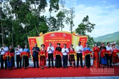Chủ tịch Quốc hội Trần Thanh Mẫn cùng các đồng chí lãnh đạo, nguyên lãnh đạo Quốc hội và lãnh đạo tỉnh Tuyên Quang cắt băng khánh thành Nhà tưởng niệm Chủ tịch Tôn Đức Thắng.