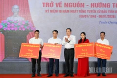 Chủ tịch Quốc hội Trần Thanh Mẫn trao 15 bộ máy tính cho 3 trường Tiểu học trên địa bàn xã Tân Trào và 1 máy xét nghiệm huyết học cho Phòng khám đa khoa khu vực Tân Trào.