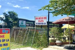 Bãi xe trái phép trên đất công viên cây xanh tại khu dân cư Phước Lý, phường Hòa Khánh.